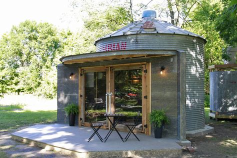 Grain Bin Houses, Grain Bin House, Lampe Steampunk, Rustic Shed, Silo House, Grain Silo, Backyard Pavilion, Backyard Bar, Home On The Range