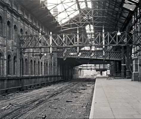 NOTTINGHAM VICTORIA STATION 17th August 1967. The view along platform 1 looking north (down direction) after removal of the down side loop lines. Nottingham Station, Steam Trains Uk, Nottingham City, Disused Stations, Old Train Station, Victoria Station, Steam Railway, Old Train, Train Pictures