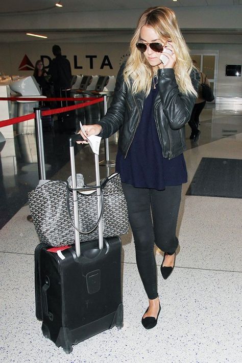 Lauren Conrad wears a leather jacket, navy blue blouse, skinny jeans, pointed-toe flats, and aviator sunglasses Layered Pixie Cut, Perfect Travel Outfit, Lauren Conrad Style, Morena Baccarin, Blazer Jeans, Celebrity Street Style, Mode Inspo, Looks Chic, Outfit Combinations