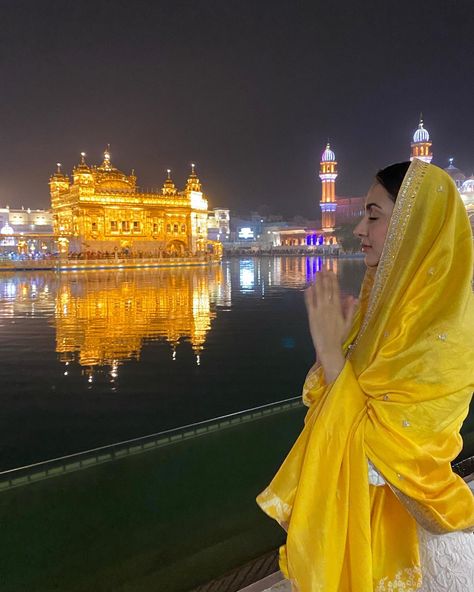 Golden Temple Amritsar, Travel Pose, Temple Photography, Temple Pictures, Travel Pictures Poses, Golden Temple, Kiara Advani, Best Photo Poses, Creative Instagram Photo Ideas