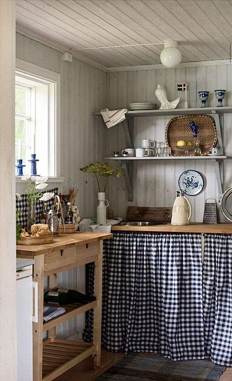 Scandi Decor Ideas, Swedish Cottage Interior Nordic Style, Wild Bathroom, Swedish Cottage Interior, Norwegian Cottage, Swedish Cabin, Coastal Cottagecore, Summer House Interiors, Scandinavian Homes