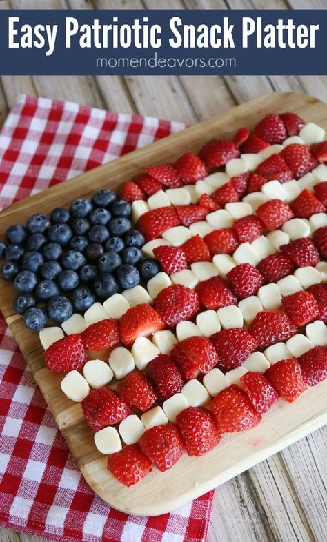 Light & Healthy American Flag Patriotic Platter - this would be perfect for 4th of July and is super easy to make! (sponsored) Patriotic Snacks, 4th July Food, Memorial Day Foods, Patriotic Treats, Pashmina Saree, Patriotic Kids, Patriotic Food, Kid Snacks, Snack Platter