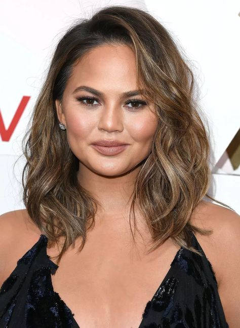 Chrissy Teigen Hair, Chestnut Brown Hair, Long Face Shapes, Popsugar Beauty, Lob Hairstyle, Celebrity Hair Stylist, Chrissy Teigen, Bob Hair, Easy Hair