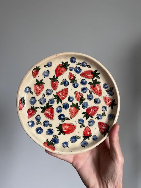 Pop Art Ceramic Food, Pottery Wheel Plates, Color Me Mine Plate Ideas, Pottery Plate Designs, Pottery Painting Party, Ceramic Pottery Painting, Plate Painting Ideas, Hand Painted Ceramic Plates, Anthropologie Plates