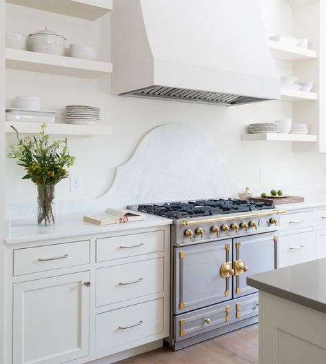 Plaster Design Trend — Tiffany Leigh Design Plaster Hood, Plank And Pillow, Kitchen Hood Ideas, Small Kitchen Renovations, Kitchen Hood Design, Oven Hood, Kitchen Range Hood, All White Kitchen, Classic Kitchen