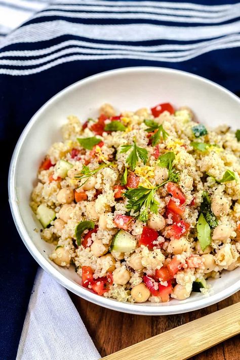 This Quinoa Salad is a favorite healthy salad, packed with vegetables and herbs, and perfect for lunches, picnics, and sides. Much like the always popular Costco Quinoa Salad, this simple-to-make salad is filled with fresh cucumber, red bell pepper, chickpeas, and fresh parsley. A delicious lemon dressing makes it even more delicious! Costco Quinoa Salad, Instant Pot Quinoa Recipes, Easy Quinoa Salad, Salad Jar Recipe, Quinoa Salad Recipe, Make Ahead Salads, Easy Quinoa, Fresh Cucumber, Couscous Salat