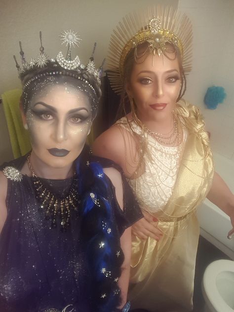 Nyx & Hemera, night and day, darkness and light. Halloween costume. Best friends costumes Halloween Costume Best Friends, Best Friends Costumes, Moon Goddess Costume, Sun Goddess Costume, Goddess Costume Diy, Greek Mythology Costumes, Friends Costumes, Mythology Costumes, Sun And Moon Costume