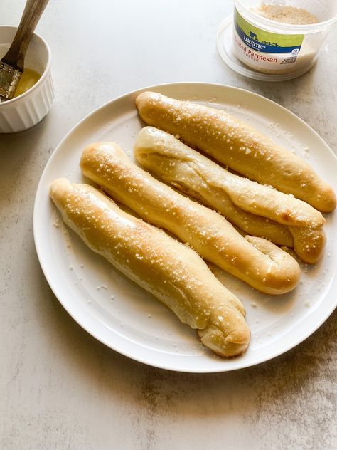 Recipe made in collaboration with kristen.carli on IG! Papa Johns Breadsticks, Homemade Breadsticks, Breadsticks Recipe, Papa Johns Pizza, Papa John, Bread Sticks Recipe, Garlic Breadsticks, Bread Sticks, Papa Johns