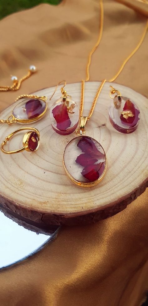 Aesthetic Resin Jewelry, Resin Wedding, Resin Jewelry Tutorial, Dreamy Flowers, Accessories Craft, Real Rose Petals, Rose Crafts, Diy Resin Projects, Resin Jewelry Diy