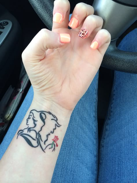 Bella y bestia The Beast Tattoo, Beast Tattoo, Beauty And The Beast Tattoo, Disney Tattoo, Small Wrist Tattoos, Tattoo Feminina, Best Friend Tattoos, Best Tattoo Designs, Dream Tattoos