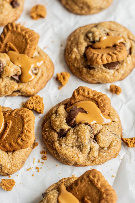 close up of cookies drizzled with cookie butter. Biscoff Butter, Biscoff Cookie Recipe, Cookie Butter Cookies, Speculoos Cookie Butter, Brown Butter Cookies, Sugar Dough, Spiced Butter, Classic Cookies Recipes, Biscoff Cookie Butter