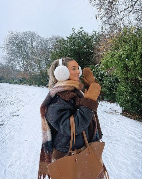 outfit idea, winter outfit, winter outfit idea, cute outfit inspo, cozy winter outfit, cozy outfit idea, leather jacket Earmuffs Outfit, Snow Day Outfit, Cozy Winter Outfit, Cold Weather Outfit, Aesthetic Photoshoot, Winter Photos, Cozy Outfit, Inspo Outfit, Very Merry Christmas