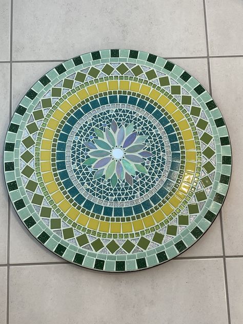 Mosaic Lazy Susan, Round Mosaic Patterns, Broken Tile Mosaic, Mosaic Plate, Mosaic Mandala, Mosaic Furniture, Mosaic Birdbath, Mosaic Art Diy, Mosaic Tile Designs