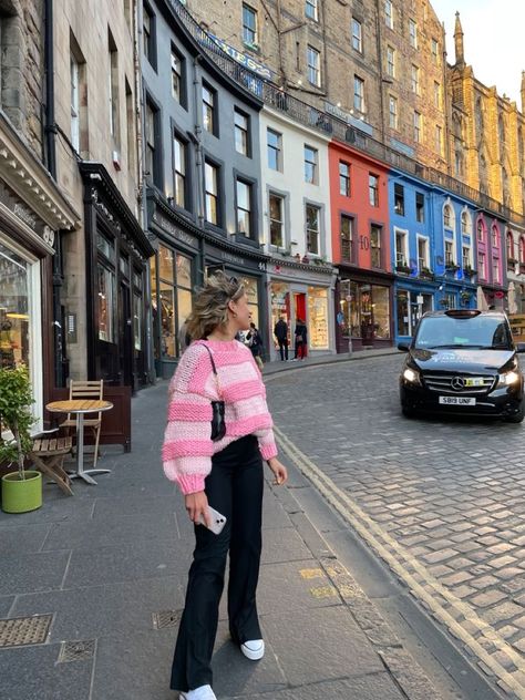 Manchester Outfit Aesthetic, Street Wear Pink Outfits, Outfit Inspo For London, London Influencer Aesthetic, London Astethic Outfit, Edinburgh Fashion Outfits, London Aesthetic Clothes, Pink Baguette Bag Outfit, Pink Converse Outfit Winter