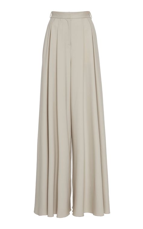 Brandon Maxwell's suiting pants are crafted from a wool-blend fabric and feature a wide-leg silhouette. Style them with the brand's crop top to complete the look. #brandonmaxwell #pleat Silky Pants Outfit, Cullote Pants, Pleats Pants, Celana Fashion, Pleated Pant, Brandon Maxwell, Looks Chic, Pleated Pants, Wide Pants