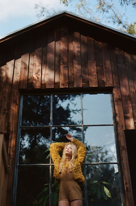 Cabin Photoshoot Photo Ideas, Cabin Photoshoot, Groovy Outfits, Camilla Christensen, Cabin Photos, Henrik Purienne, Music Photoshoot, Cabin Getaway, Urban People