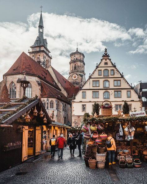 Stuttgart Christmas Market, Winter Christmas Scenes, European Aesthetic, Stuttgart Germany, Paradise On Earth, Traditional Architecture, Christmas Market, Places Around The World, Months In A Year