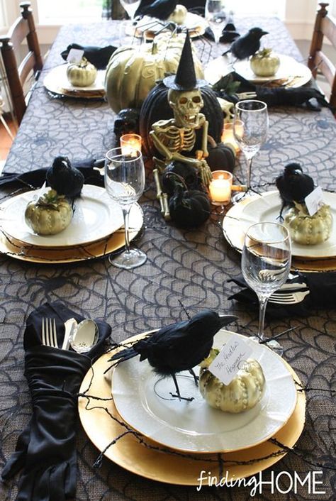 30 Dramatic Halloween Table Decor Ideas | Home Design And Interior Décoration Table Halloween, Halloween Table Settings, Table Halloween, Halloween Decor Diy, Halloween Tablescape, Casa Halloween, Halloween Party Dinner, Party Tablescapes, Diy Halloween Decor