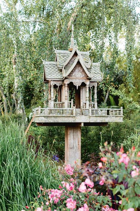 Birdhouse Aesthetic, Birdhouse Mansion, Bird House Designs, Whimsical Bird Houses, Fancy Birdhouses, Victorian Birdhouses, Stump House, Rural Garden, Birdhouses Ideas