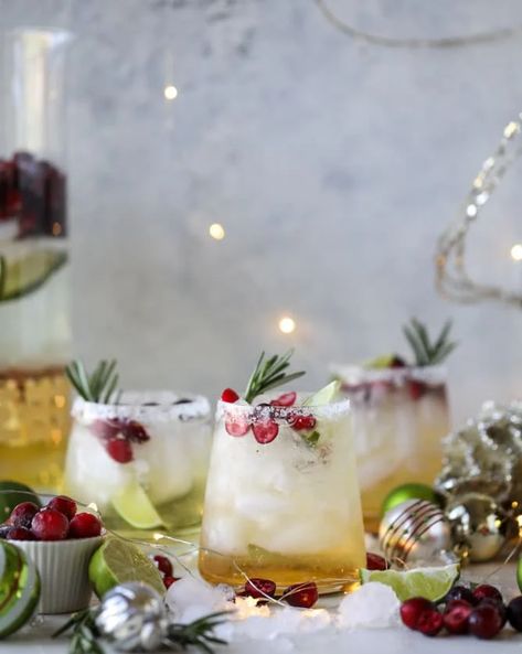 Christmas Margarita Recipe - Mistletoe Margaritas Mistletoe Margaritas, Christmas Margarita, Margarita Punch, Cocktail Margarita, Cranberry Margarita, White Cranberry Juice, Cocktail Juice, Rosemary Simple Syrup, Christmas Delights