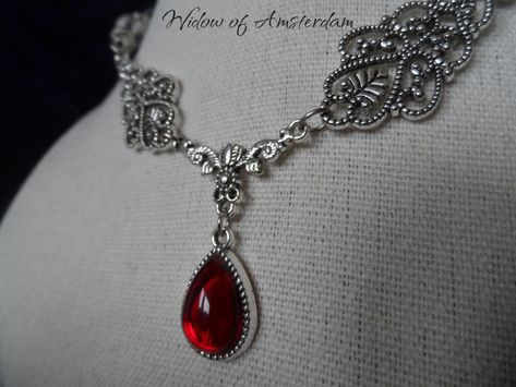 Another Bridgerton inspired design by Katherine Noir, The Widow of Amsterdam. This silver filigree necklace has glass elements and a ruby red glass teardrop as a centerpiece. Unique handmade jewellery with Victorian, Renaissance and Regency fusion elements and sometimes a hint of Art Nouveau. Very suitable for fantasy fair costumes and historical period drama cosplay such as Crimson Peak or Bridgerton. But it also can be worn to formals or a Chrismas gala party. Centerpiece Unique, Bridgerton Inspired, Gala Party, Crimson Peak, Gothic Crosses, Historical Jewellery, Filigree Necklaces, Historical Period, Velvet Choker