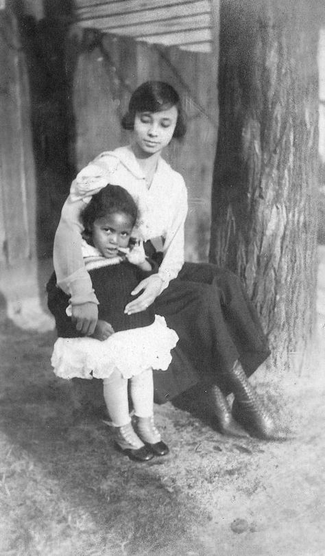 Accompanying note: "821 3rd Ave., Macon, Ga. Family home, 1899. Right, Janie Johnson Nolley, the oldest sister who was head of the household after her mother died in childbirth when Nettie Johnson Leapheart was 9 months old." The Older Sister, Vintage Family Photos, Mother Died, Macon Georgia, African American Family, American Photo, Vintage Black Glamour, History Images, Older Sister