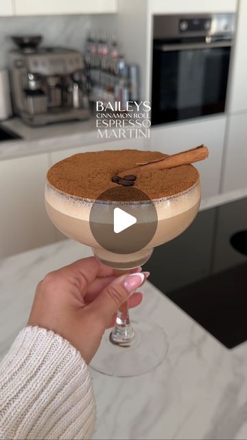 Liv 🎀 | coffee & cocktail girl on Instagram: "Baileys Zimtschnecke Espresso Martini 🍸☕️🤎

Anzeige | Der perfekte Cocktail für den Herbst mit der limitierten Edition @baileysofficial Zimtschnecke 🐌🍂

➡️ Trinkt verantwortungsvoll 🫶🏼 www.DRINKiQ.com

#baileys #baileyszimtschnecke #baileysoriginal #baileyssweetsurprises #baileysirishcream #cocktail #cocktails #espressomartini #martini #kahlua #fallrecipes #falldrinks #fallcocktails #autumnrecipes #autumndrinks #cinnamon #herbstrezepte #winterdrinks #winterrecipes #wintercocktails #cinnamonroll #cinnamonrolls #zimtschnecke #zimtschnecken #zimt #cocktailrecipes #cocktailrecipe" Mocktails Holidays, Baileys Recipes, Cocktail Juice, Winter Cocktails, Baileys Irish Cream, Fall Drinks, Espresso Martini, Delicious Cocktails, Christmas Drinks