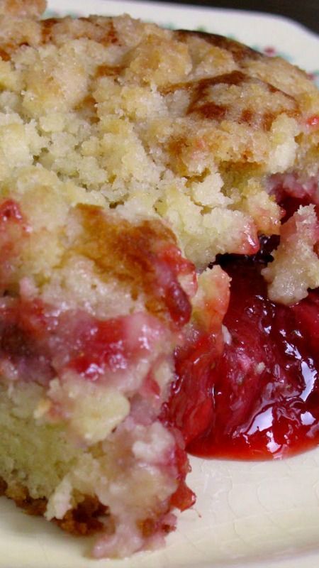 Strawberry Rhubarb Coffee Cake, Rhubarb Coffee Cake, Strawberry Rhubarb Recipes, Key Lime Cupcakes, Rhubarb Coffee Cakes, Rhubarb Desserts, Rhubarb Cake, Coffee Brand, Torte Cupcake