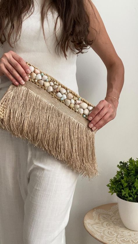 Instagram Bohemian Beach Clutch Bag, Beach Clutch Bag With Tassels, Beaded Beach Clutch Bag, Beach Crochet Bag With Macrame Details, Shell Clutch Bag, Diy Bags No Sew, Fancy Clutch, Crochet Cushion Pattern, Crochet Clutch Bags