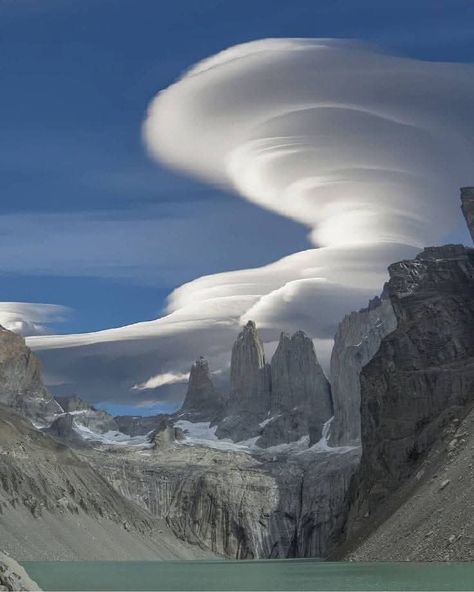 Beautiful Sky Pictures, Sky Scenery, Lenticular Clouds, Weather Cloud, Clouds Photography, End Of Time, Atmospheric Phenomenon, Sky Pictures, Natural Phenomena