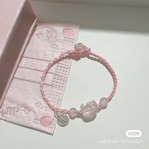 Hello Kitty Bracelet, Ethereal Jewelry, Beads Craft Jewelry, Pretty Jewelry Necklaces, Bead Charms Diy, Paper Gift Tags, Thread Bracelets, Beaded Jewelry Designs, Jewelry Accessories Ideas