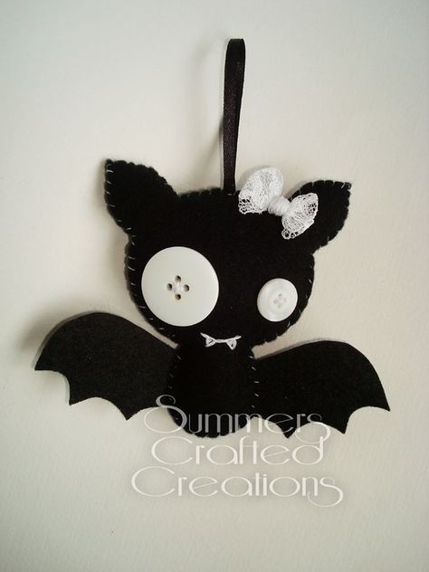 Felt Crafts Patterns Templates Free Printable, Goth Plushies Diy, Stiffen Felt, Diy Bat Plush, Diy Bat Plushie Sewing Patterns, Felt Bats Diy, Diy Goth Stuffed Animal, Felt Bats, Felt Bat