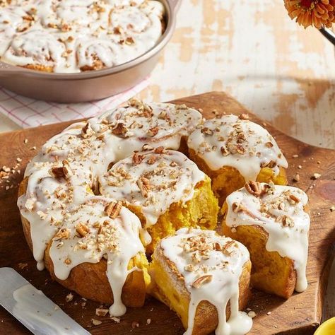 Apple Sticky Buns, Thanksgiving Breakfast Ideas, Pumpkin Spice Cinnamon Rolls, Thanksgiving Breakfast, Best Cinnamon Rolls, Pumpkin Cinnamon Rolls, Fall Breakfast, Pumpkin Pecan, Easy Thanksgiving