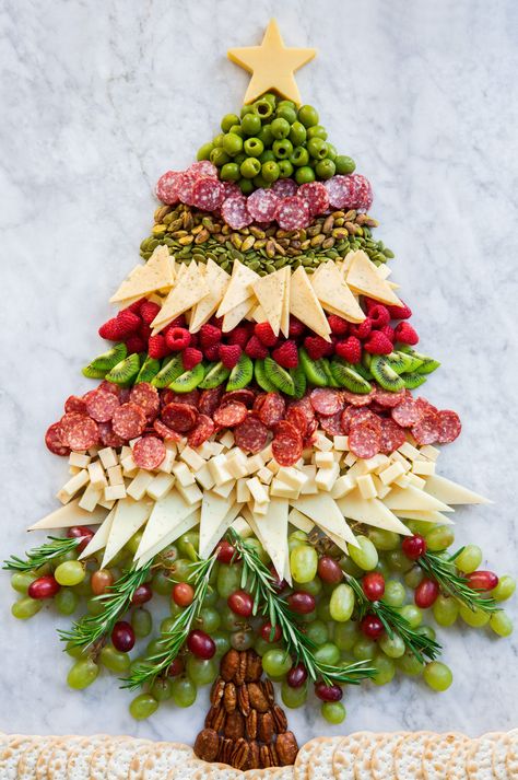 Christmas Tree Charcuterie Board Christmas Snack Tray For Kids, 70s Christmas Food, Christmas Fruit Platter Ideas, Veggie Platter Ideas Trays Presentation, 80s Christmas Party, Christmas Veggie, Christmas Tree Charcuterie Board, Tree Charcuterie Board, Christmas Tree Charcuterie