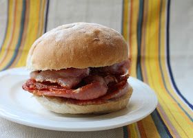 British Bacon, Bacon Sandwich Recipes, British Breakfast, Crispy Rolls, Traditional Holiday Recipes, Bacon Roll, Bacon Dip, Food Van, Bacon Sandwich