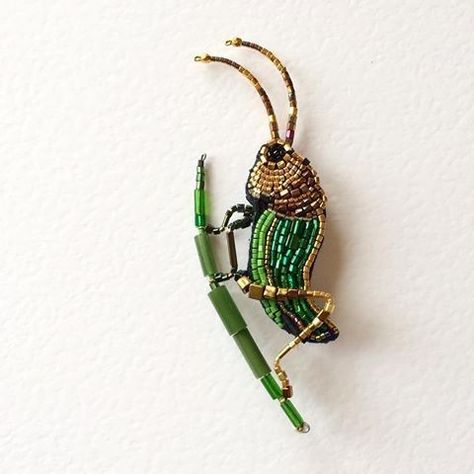 Bugs Embroidery, Beaded Work, Beadwork Embroidery, Beautiful Beadwork, Insect Jewelry, Bead Embroidery Jewelry, Embroidery Jewelry, Fabric Beads, Beaded Animals