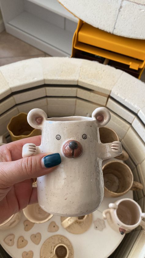 Clay Projects For Kids, Ceramic Bear, Clay Works, Ceramic Art Sculpture, Cerámica Ideas, Tanah Liat, Pottery Painting Designs, Pretty Mugs, Diy Ceramic