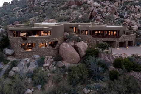 Explore the best desert architecture: top modern and traditional houses you can actually buy today. Burning Man-style futuristic homes, desert castles... Desert Mansion, Modern Traditional Homes, Architecture Definition, Modern Traditional House, Modern Desert Home, Desert Architecture, Houses Architecture, Mansion Designs, Modern Desert