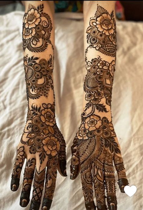 Arabic Designer Mehendi, Mehndi Designs Simple Right Hand, Arabic Mehandi Designs For Hands Simple, Mehendi Designs Long, Dubai Mehendi Designs Back Hand, Khafif Mehndi Designs New Dubai, Dubai Style Mehndi, Dubai Mehendi Designs, Dubai Mehndi Designs