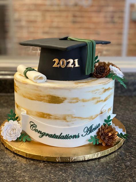 Graduation Cake Ideas Green And Gold, Simple Graduation Cakes 2023, Graduation Cake Designs 2023, Grad Cake Ideas Simple, Graduation Cake Green And Gold, Green And White Graduation Cake, Green Graduation Cakes, Graduation Cakes For Guys, Rustic Graduation Cake