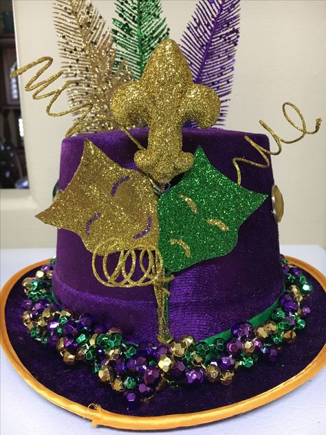 Mardi Gras Cowboy Hat, Mardi Gras Hats Diy, Mardi Gras Hat, Mardi Gras Diy, Gold Cart, Mardi Gras Party Decorations, Mardi Gras Hats, Madi Gras, Mardi Gra