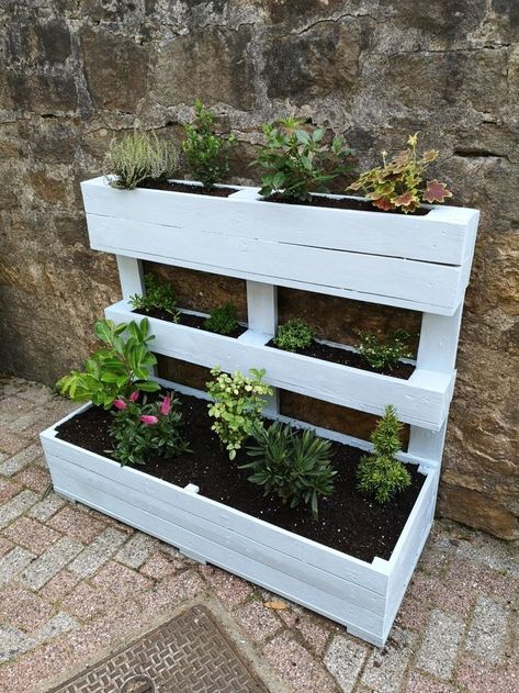 Herb Garden Pallet, Pallet Projects Garden, Grafting Plants, Summer Mantle, Pallet Planter, Garden Decor Projects, Pallet Garden, Pallets Garden, Have Inspiration