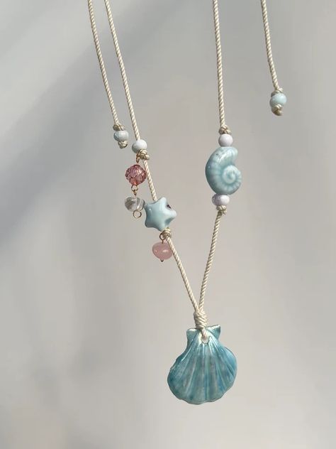 Shell Jewelry Bracelets, Sea Shells Jewelry Ideas, Shell Bead Necklace, Mermaid Aesthetic Jewelry, Sea Necklace Aesthetic, Blue Shell Necklace, Mermaid Jewelry Aesthetic, Shell Neckless, Mermaid Necklace Diy