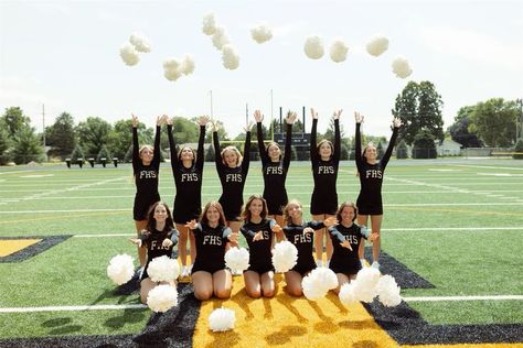 Cheer Team Group Pictures, Cheer Squad Pictures Team Photos, Fun Friend Group Pictures, Middle School Cheer Pictures, Pom Team Pictures, Cheerleader Group Pictures, Dance Team Pictures Group Shots, Cheer Group Poses, Team Cheer Pictures