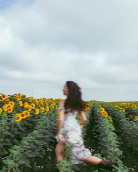 2/3 outfits we tried with @alicepazdernikova! True summer vibe 🥰 #photographylovers #photography #photographer #portrait #sunflowerfield #sunflowerportrait #sunflowerportraits #sunflower #portraitphotography Sunflower Field Outfit Ideas, Field Outfit Ideas, Sunflower Field Outfit, Field Outfit, Sunflower Shoot, Sunflower Field Photoshoot, Sunflower Field Pictures, Sunflower Photoshoot, Field Pictures