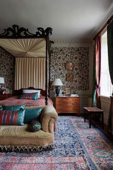 English Country Bedrooms, English Country Style Bedroom, English Country Bedroom, Farmhouse Carpet, Warm Grey Walls, Edward Bulmer, Country Bedrooms, Chippendale Design, Queen Anne House