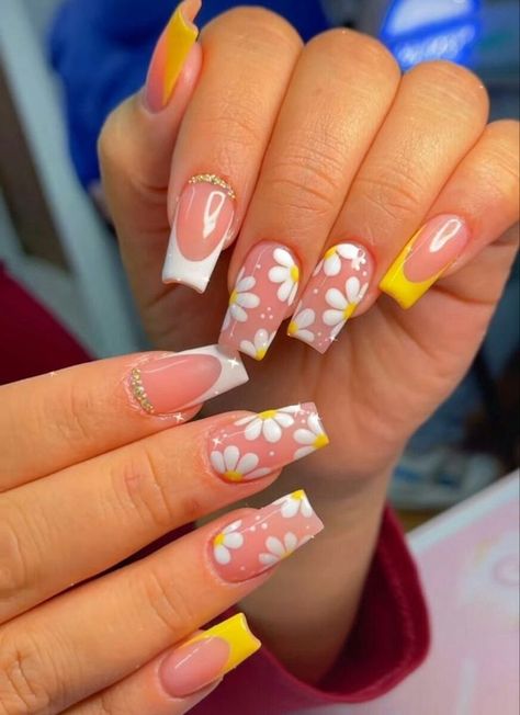 Calling all boho lovers! Elevate your free spirit with this enchanting nail art featuring tiny florals and delicate vines. Summer Yellow Nails, Sunflower Nail Art, Sunflower Nails, Nails Classy, Nails Yellow, Spring Acrylic Nails, Trendy Nail Art Designs, Her Nails, Summer Yellow