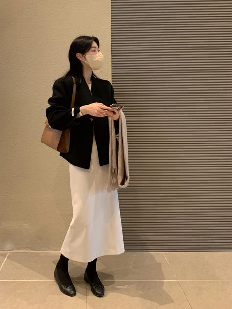 Classy Minimalist Outfits, Jacket Outfit Women, 광고 디자인, Minimalist Fashion Women, Downtown Outfits, Casual Skirt Outfits, Preppy Look, Oversize Fashion, Modest Fashion Outfits