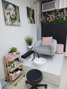 Nail Spa Ideas Salons, Pedicure Table Ideas, Pedicure Room Ideas Interior Design, Pedicure Cart Organization, Pedicure Area In Salon, Pedicure Set Up Ideas At Home, Mini Nail Salon Ideas, Hair And Nail Salon Ideas, Garage Nail Salon Ideas