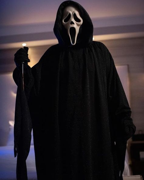 Ghostface Costume, Scream Costume, Ghost Face Mask, Scream Ghostface, Ghostface Scream, Halloween Wallpaper Cute, Creepy Drawings, Scary Movie Characters, Slasher Movies